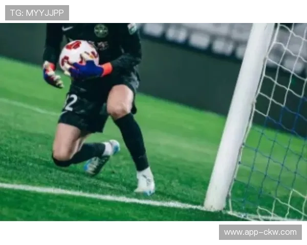 皇马高位逼抢战术的双刃剑效应：肋部空当暴露成隐患