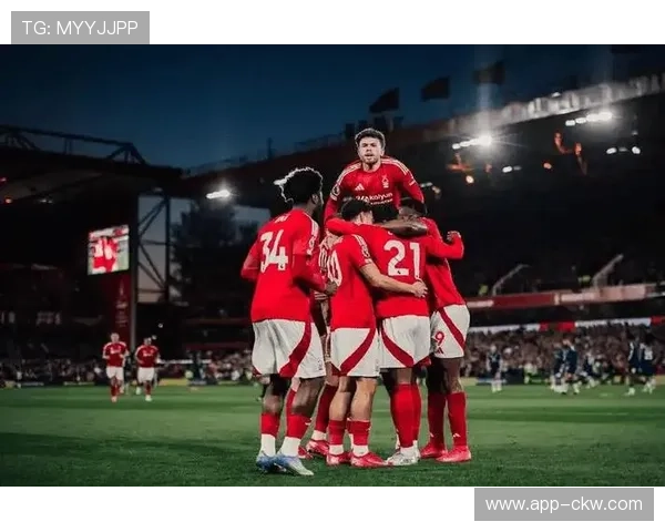 终场哨响,诺丁汉森林球员茫然望向教练席 终场哨响,诺丁汉森林球员茫然望向教练席