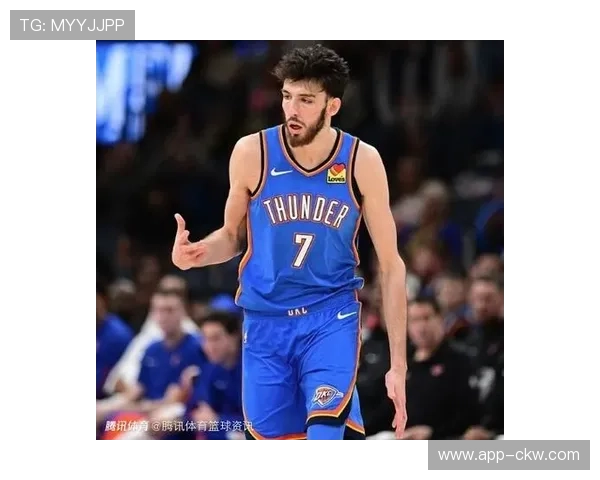 终场哨响瞬间：抗癌成功的托皮奇与队友霍姆格伦相拥，全场起立鼓掌致敬