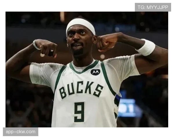 特写：老将瓦尔迪替补登场，用一次关键抢断赢得主场球迷掌声