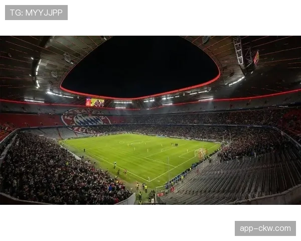 慕尼黑安联球场南看台再次展出巨型TIFO，致敬即将离任的体育主管